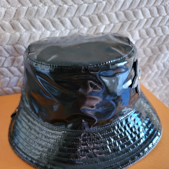 Louis Vuitton Rainy Day Bob Hat Louis Vuitton Water Proof Monogram Patch Medium - Picture 4 of 12